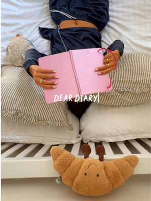 dear diary, it’s time for a sophie september me thinks !! 🎀🌷🌟💋💖 four weeks of me-time & getting back to prioritising the little things so i can feel my BEST🪐✨ (and ill tell you now, one week in & my noggins already feeling the benefits !!!!) look after yourselves gallies !! #braindump #deardiary #mindset #london #journal