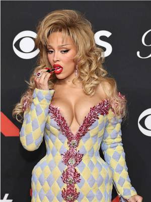@Doja Cat eating lipstick while we eat up every second of the VMAs 💄✨  #VMAs #VMAs2025 #DojaCat #popculture 