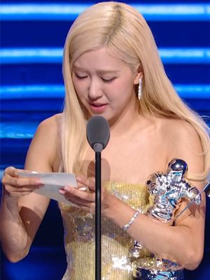 A truly historic win for @ROSÉ & @Bruno Mars 🥹💖 Your 2025 #VMA SONG OF THE YEAR winner is “APT.” 🏆