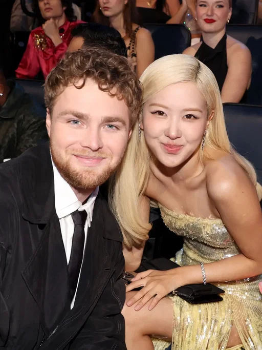 All these celebs stopping to take photos with @ROSÉ at the #VMAs 📸 LOVE THIS FOR HER 🥹