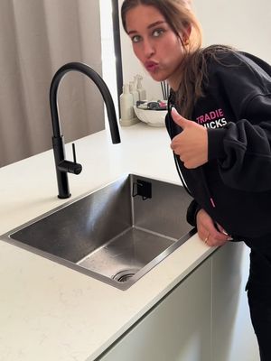 Swapped the old tap out for one that actually makes sense 👏🏼 This Liano II Pull Out Sink mixer is way more practical and looks 10x better too 💧 Wearing @Tradie Chicks 👉🏼 sign up to the waitlist, we’re dropping pieces soon! 