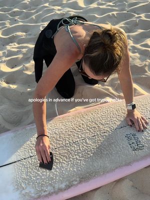 I promise we will do a de-waxing video soon… Sofie just isn’t ready to part ways with her wax yet #surfing #surftok #surfergirl #sportstok #surfboardwax 