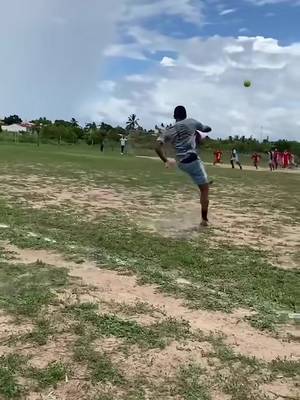 It’s always the left footers! 🥶 🎥: eli_prass / IG #footballtiktok #soccertiktok #futbol #goviral #Soccer 