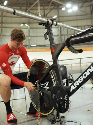 Quick gear change and then back on the track for some match sprint simulations!  #trackcycling #cycling #fixie #fixedgear #velodrome