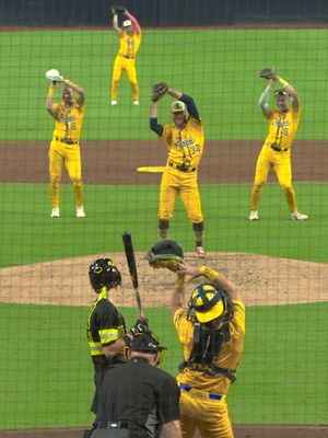 10/10 performance here from the boys #savannahbananas #bananaball #trending #dance #foryoupage @kyl3perry @theglovemagician @jacksonolson_ @david.meadows @billleroy
