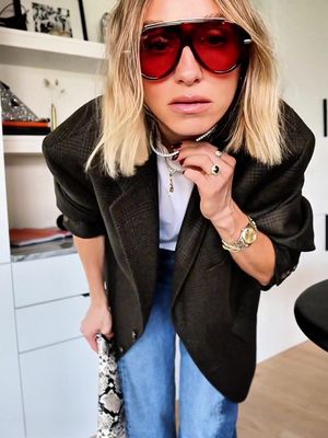 fall transition ootd  Jeans @AGOLDE  Tee @Everlane  Vintage blazer @gathertheshop  Loafers, clutch @Marshalls  Sunglasses @Past Midnight  Jewelry @Mejuri @noahnoahnoah Dorsey 