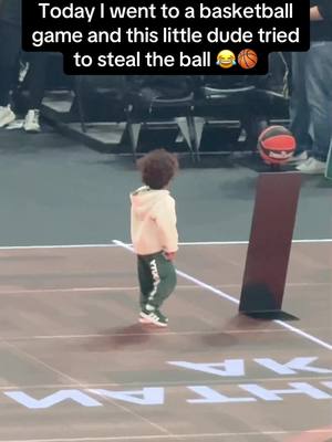 The way his dad picks him up at the end 🤣🤣 #RoadTo19M #Pubity  (@anthea_kouros via @bviral)