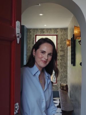 We're stepping inside the beautifully curated London home of @downtonabbeyofficial star Michelle Dockery. Designed in collaboration with Emma Ainscough, Michelle’s space blends English country charm with city living–from a dedicated boot room to a grange-style kitchen. Watch the full tour at the link in our bio.