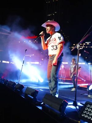 Raising ‘em up right! 🤘 #dustinlynch #countrymusic #smalltownboy #OnTour 