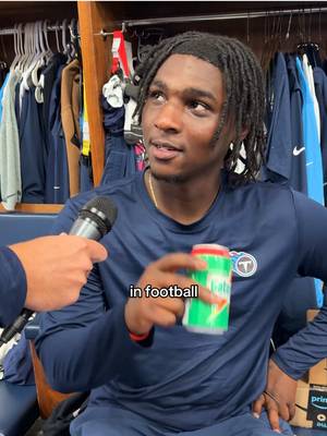 do you think Joey knows a lot about curls? 💪 #tennesseetitans #nashville 