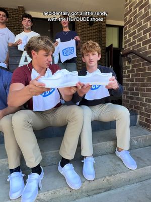 getting sendy with the dudes 🤝👟#heydudeshoes #utk #universityoftennessee #fraternity 
