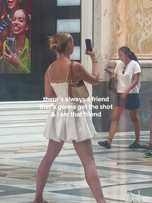 don’t worry pookie i’ll guard our drinks & make sure u look like the snatched baddie you are🫂 #photofriends #photographer #italy #friendgroup #besties 
