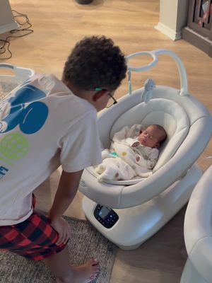 Let the fun begin!! 😂 Bash & Oaklynn are trying to see which sister is who. 👀 Can you guys tell who is Juni and who is Ivy? #identicaltwins 