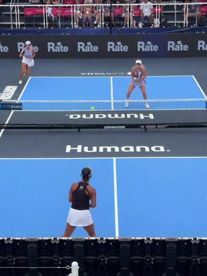 Oh my goodness 😧 These women are playing incredible pickleball 🔥 Anna Leigh Waters and Anna Bright are giving this their best shot 💥