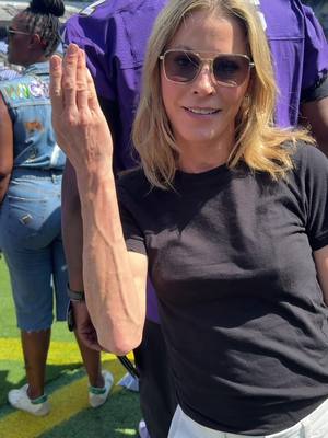 Some of our favorite Ravens fans #juliebowen #haywoodhighsmith #halotingata 