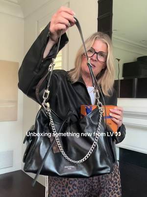 Trying to fall back in love with this bag… and let’s just say the French patch name did me dirty 🤭🍀 #louisvuitton #lvstyle #unboxingmoment #bagcharm #luxurydetails 