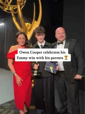 Owen Cooper celebrates his history-making #Emmy win with his parents at the #77thEmmys after becoming the youngest male winner to win in an acting category. #Emmys #TelevisionAcademy 
