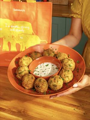 ✨ Diwali dinner party prep time with @Sainsbury’s This year we’re remixing pakoras into paneer arancini 🤩 who’s hungry?