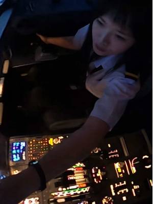 Focus lang siya ✈️ #pilot #femalepilot 