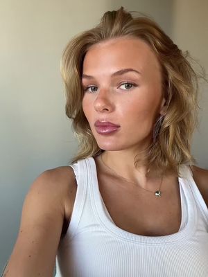 Můj momentální go-to bronze look, když už toho sluníčka bude méně🤫 jestli Vám můžu z videa vypíchnout produkty.. tak rozhodně fresh glow tinted serum a C.E. Transforming bronzer ! Jste tým pudrový nebo tekutý bronzer ? :) @Lancôme @notino_czsk #LancomePartner #Makeup #MyNotino #LancomexNotino  #teintidoleultrawear #bronzemakeup #trendingmakeup #fallmakeup #spoluprace 