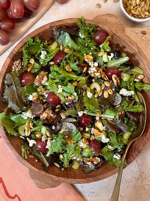 New season, new salad obsession 🥗🍂 Fresh Del Monte red grapes bring the perfect pop of sweetness to this must-try recipe! 👉 6oz Spring Mix 👉 1 cup walnuts 👉 1/2 cup pumpkin seeds 👉 1 cup chopped celery 👉 1/2 cup blue cheese 👉 1 cup Del Monte red grapes 👉 3 tablespoons lemon dressing #DelMonte #DelMonteFresh #FreshFruit #HealthyLiving #EatTheRainbow 