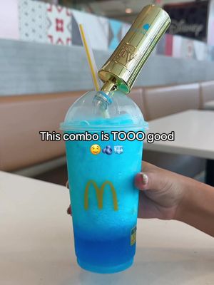 This 21+ drink combo is SO GOOD 🫐🧊🤤 McDonald’s Fanta Frozen Blue Raspberry + Au Vodka Blue Raspberry 🤝 10/10 mix #auvodka #mcdonalds #mcdonaldshacks #mcdonaldsdrinks 