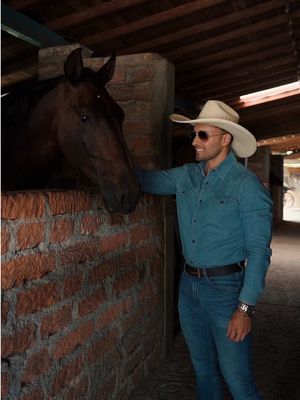 Me presento, mucho gusto. Yo soy todo un Montañero 🤠  • @Yersyn Godoy 🎥 • #Agropecuario #Medellin #Colombia #LuisAlfonso #Montañero 