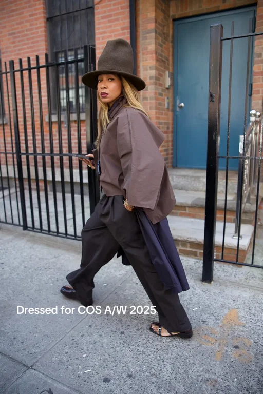 When it comes to styling a look during fashion week, it’s  important to have elements that are your own personal style. I let the @COS crop trench jacket be the starting point to create layers and volume. The men’s like cut out shoes are the touch of the unexpected, as was the hat by @@esenshelwhich is a bit of me 😎 