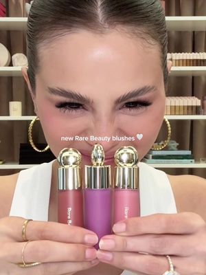 @Selena Gomez wears our 3 NEW Soft Pinch Liquid Blush shades. Now available @sephora !!!   Resilience (Warm Chestnut) Adore (Bright Pink) Spirited (Midtone Violet)   #rarebeauty #rarebeautyblush #softpinchliquidblush #selenagomez