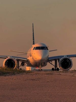 Last item on the pre-flight checklist? A wave to the planespotters, of course! 👋✈️ 📸 @Mirabel_intl  #flyporter #porterairlines #planespotting #aviationdaily #embraer 
