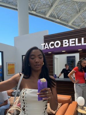 The apartment hunt in LA continues but that's why we go to housewarmings: for design inspo! My absolute must haves: good light, good furniture, and a fantastic closet. I'm gonna check out my buddy Davante's new spot to take notes on what I need in my new place @tacobell #TacoBellPartner 