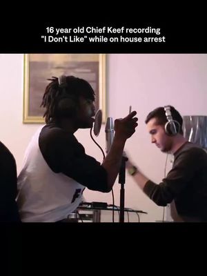 In May 2012, Chief Keef was on house arrest at his grandmother’s home in Chicago when he recorded his verse for the official remix of “I Don’t Like”👇😱 Producer Na’el Shehade, brought in by Ye’s GOOD Music to handle the session, recalled that Keef wrote and recorded his part in just three minutes The footage from that day has since become iconic, widely seen as one of the defining origins of American drill #Chiefkeef #viral #fyp #drill #rap 