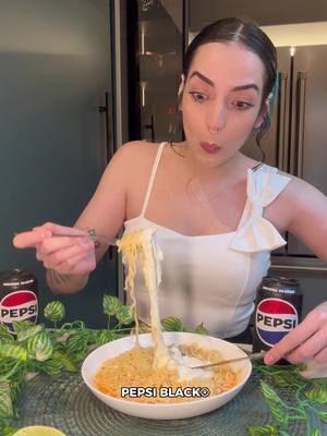Miojo com limão e burrata? Só quem ousa entende. Aqui é seu rango, suas regras com PEPSI®️ BLACK.