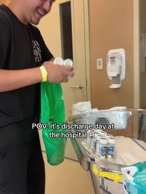 Discharge day means taking everything home 😂 #laboranddelivery #funny #comedy #couples #couplecomedy 