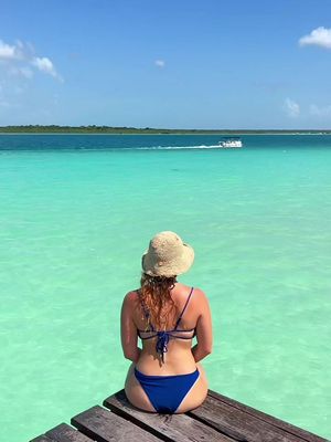 Arguably way more beautiful than Cancun and Tulum… Less crowded and less expensive! Look at those waters 😱😱😱 📍 Bacalar, Mexico 🇲🇽  #bacalar #bacalarquintanaroomexico #bacalarmexico #quintanaroo #bacalarlagoon 