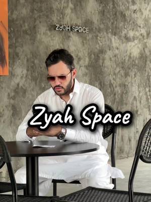 2400 روپے کا کیک سلائس۔۔۔ 2400 روپے! "زیاح اسپیس" لاہور کی اُن کافی شاپس میں سے ہے جو واقعی آنکھوں کو سکون دیتی ہیں۔ جگہ اتنی خوبصورت اس لیے لگتی ہے کیونکہ اسے خاص طور پر اس طرح ڈیزائن کیا گیا ہے کہ سورج کی روشنی ہر کونے میں جھلک دے۔ لیکن اسی خوبصورتی کا ایک نقصان بھی ہے — گرمی زیادہ لگتی ہے اور سردیوں میں ٹھنڈ بھی حد سے بڑھ جائے گی۔ کافی بھی بس ٹھیک ہی تھی، کوئی خاص بات نہیں تھی۔ یعنی یہاں پیسے اصل میں کیک یا کافی کے نہیں، صرف اور صرف جگہ کے ہیں۔ . . . . . . #foryoupage  #trending  #tiktok #punjabi #lahore 