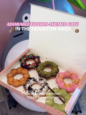 ADORABLE TOTORO-THEMED CAFE 🌱🧋 This ultra cute cafe has 3 locations in the greater Houston area, but the @Totoro Mochi Donuts 🍰 in Baybrook has our heart for the whimsical interior! There's a lot to choose from— mochi donuts, Korean corn dogs, fruit teas, coffee, slushes, and even Dubai Chocolate Labubus! 🍫 Some of our favorite items were the Mangonada Smoothie, Mango Matcha Latte, Potato Korean Corn Dog (just look at the cheese-pull!), and Matcha Mochi Donut. 🍩 If Baybrook is too far of a drive, they also have locations in Humble and Willowbrook!  #totoro #mochidonuts #houstoncafe #htx #houston 