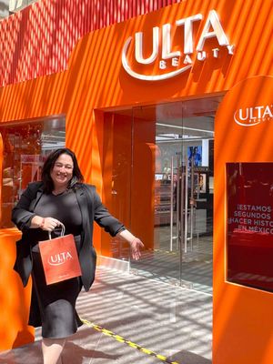 Our official launch ✨ opening night ✨  @Ulta Beauty México with a special guest ft. @Shakira  🇲🇽 🧡 🌊  We incredibly excited to share our clean, clinically tested, seaweed-based skincare with you Mexico! Come wave hello and shop with us this weekend.  #oseamalibu #ultabeautymx