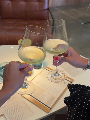 Still summering at @WestTastingRoom @visitconejovalley 🍷🍕An array of the loveliest wines, cheeses, pizza, and more! The perfect place to catch up with a friend, have date night, or celebrate 💌 #lafood #lafoodie #foodcontentcreator #thousandoaks #conejovalley 