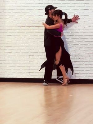 @Val trying to teach me how to move across the floor like a standard ballroom dancer 💨💨😂….that wall tho 💥 #hilariabaldwin #valchmerkovskiy #dwts 