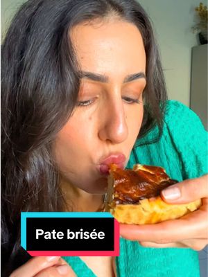 La véritable pâte brisée 🧈 Pour un moule à tarte de 26 cm de diamètre :  - 200g de farine T55 - 100g de beurre à TA - 1 œuf  - 1 belle pincée de sel - QS d’eau pour amalgamer la pâte ( 1 CAS pour moi) Vous pouvez mettre des herbes séchées dans la pâte pour l’aromatiser (de l’origan, du thym…) L’appareil à quiche :  - 50 cl de crème fraîche épaisse entière (un gros pot) - 3 œufs  - Sel (ici j’ai ai mis très peu car la fêta apporte du sel)  - Ail fumé en poudre  Cuisson: 45 min à 180 degrés.  Enjoy ❤️ #patebrisee #foodies #recipes #recettefacile #tiktokfood 