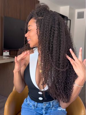 curls are always the main character!!😍✨🙌🏽🎀 #curlyhair #fyp #hairtok #naturalhair #goals 