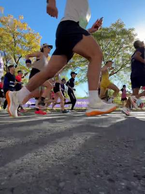 La petite voix dans notre tête qui dit « RUN!!! » était forte ce matin. 3500 personnes ont répondu présentes au 10 km @fondationcancerduseinquébec… et laissez-nous vous dire qu’elles ont couru autant avec le cœur qu’avec les jambes. 💗 #Running #mtlmarathon #runner #10km #mtl 