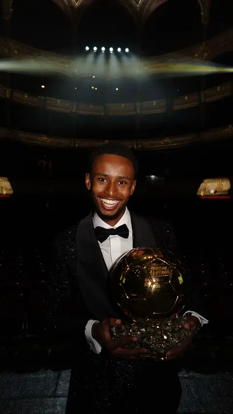let alone create content with the trophy itself… tomorrow is the big day! ✨ @Ballon d'Or #ballondor @Luva (Lai) @OussiFooty 