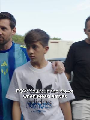 The GOAT arriving with a Greatest Grape in hand… makes sense El GOAT llegando con una botella del sabor Greatest Grape en la mano… Es todo lo que está bien. #1v1WorldCrown #masbymessi1v1 