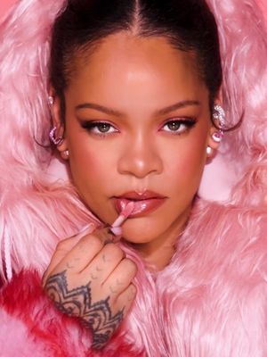 See why you voted Gloss Bomb ‘The Best Lip Gloss’ in the @Allure Reader’s Choice Awards ⤵️   ✔️Packed with Peptide, Shea Butter + Vitamin E 💪🏿💪🏽💪🏼Strengthens your lips moisture barrier  💟 20,000+ ⭐⭐⭐⭐⭐ reviews   Cop @Rihanna’s fave combos @sephora    Rihanna wears:  #GlossBomb in ‘Fu$$y’ + #TracedOut Lip Liner in ‘Thugz Blush Too’ #GlossBombStix in ‘Blaz’d Donut’ + #TracedOut Lip Liner in ‘PNut Butta’ #GlossBomb Heat in 'Hot Cherry' +  Lip Liner in 'Bored Heaux'   in ‘Hot Chocolit’ +  Lip Liner in ‘Brown’d Out’  in the NEW ‘Grape Splash’ +  Lip Liner in ‘Riri’