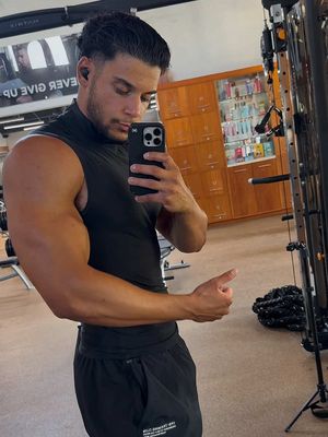 Me pretending to love chest day🫠 #GymTok #chestday #strengthtraining 
