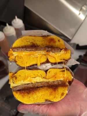 It’s pumpkin spice season - let’s make ourselves a hayride! 🍂  #obagel #pumpkinspice #sandwichrecipe #jerseycoffee #bagel 