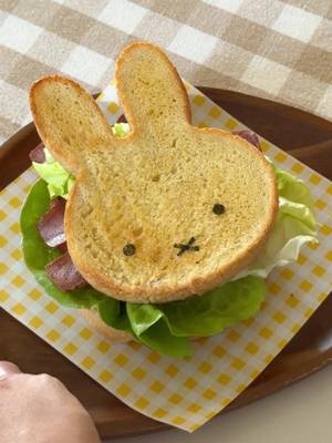 let’s make a miffy plant-based blt sando 🥓🥬🍅 #miffy #nijntje 