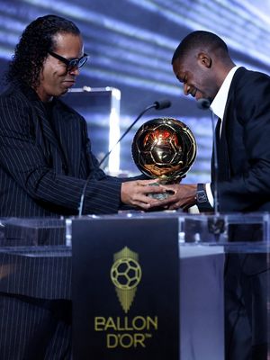 Obrigado @ballondor pelo convite, muitas lembranças boas esta noite! #ballondor #psg #ronaldinho